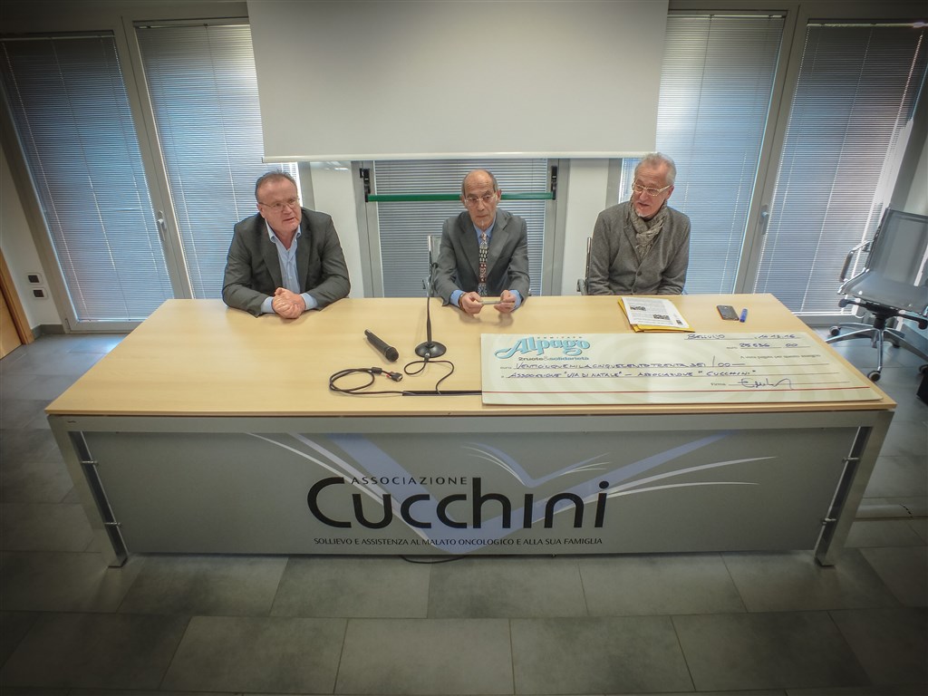 La conferenza stampa di consegna del ricavato del Giro del Lago di Santa Croce alle Associazioni Via di Natale e Cucchini