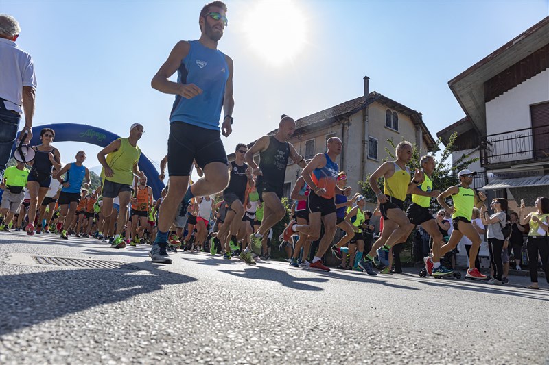 Giro del Lago di Santa Croce 2019: i podisti