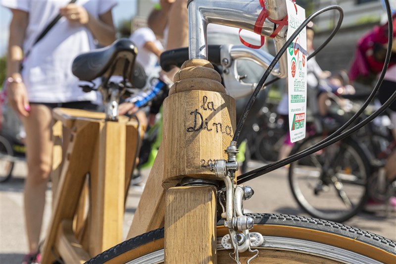Giro del Lago di Santa Croce 2019: la bici di legno