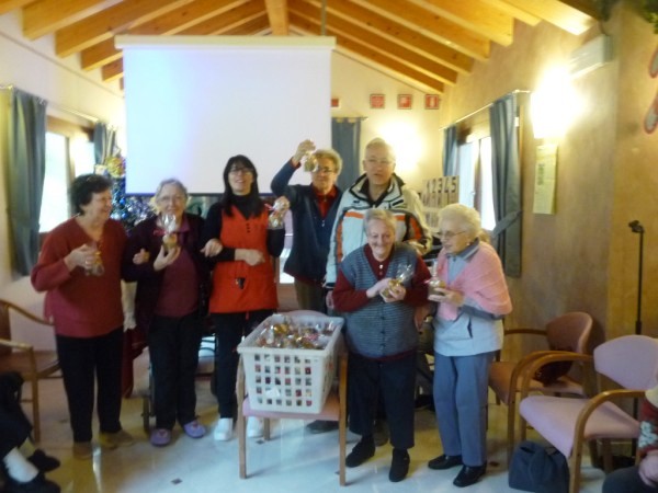LA consegna dei panettoni alla casa di riposo di Santa Croce del lAGO